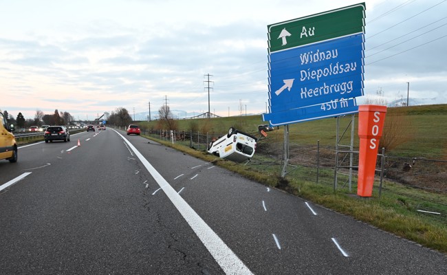 Lieferwagen landete auf dem Dach: Es bildete sich ein langer Stau im Morgenverkehr