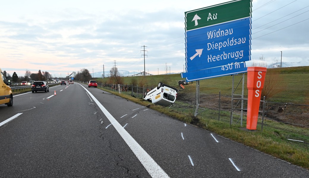 Lieferwagen landete auf Dach: Es bildete sich ein langer Stau im Morgenverkehr