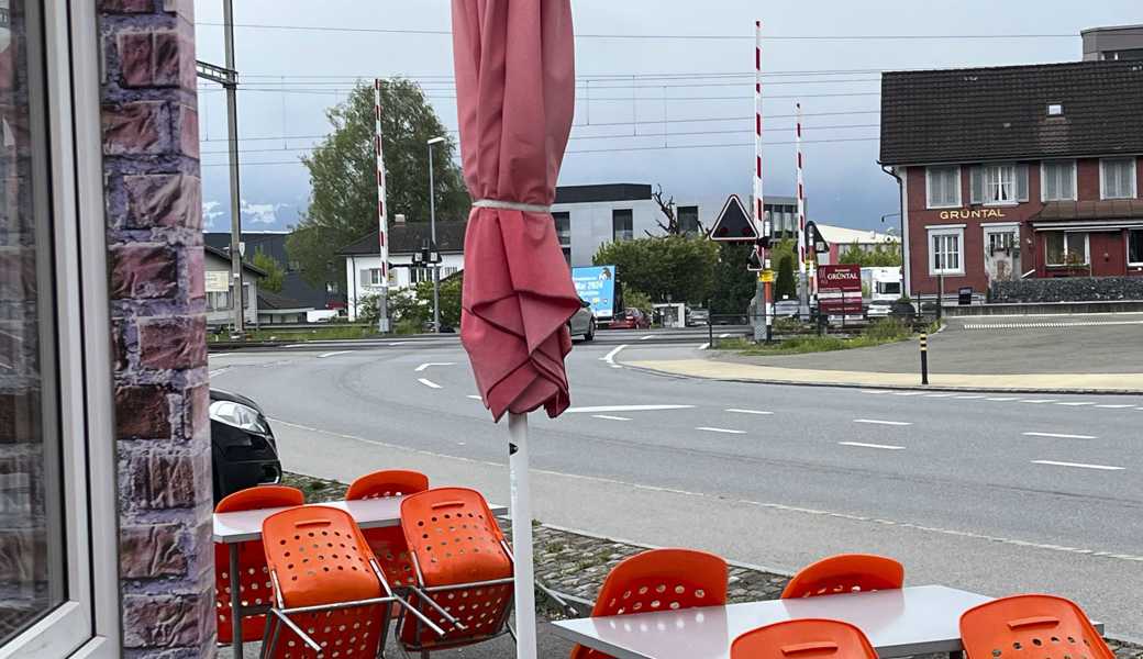 Drei Tatorte auf einer Strecke von knapp hundert Metern: Alib Baba Grill (Vordergrund), Bahnübergang und Restaurant Grüntal. 