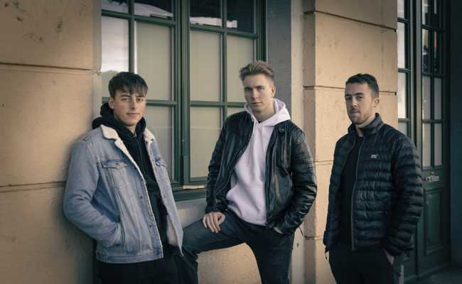 Neptun verschwindet, drei aus der Band machen mit 4Real weiter