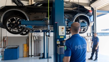 Bei Fahrzeugkontrolle: Polizei legt zwei Autos still, fünf Personen wurden angezeigt