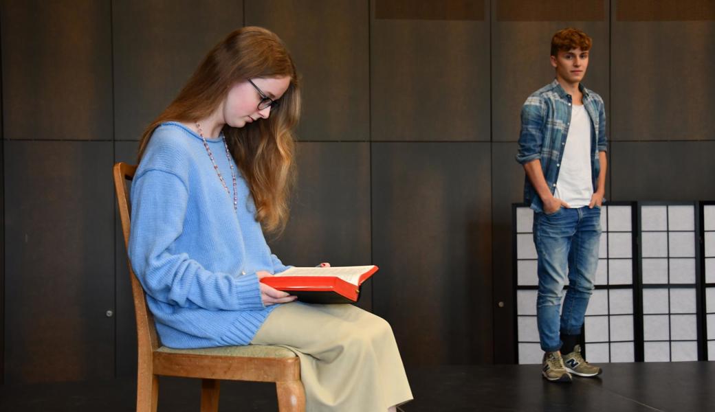 Carrie (Larissa Wiederkehr) liest in der Bibel. Tommy (Andrea Pezzoni) will sie bitten, ihn auf den Ball zu begleiten. Es ist das erste Mal, dass Carrie von jemanden angesprochen wird. Beide sind unsicher.