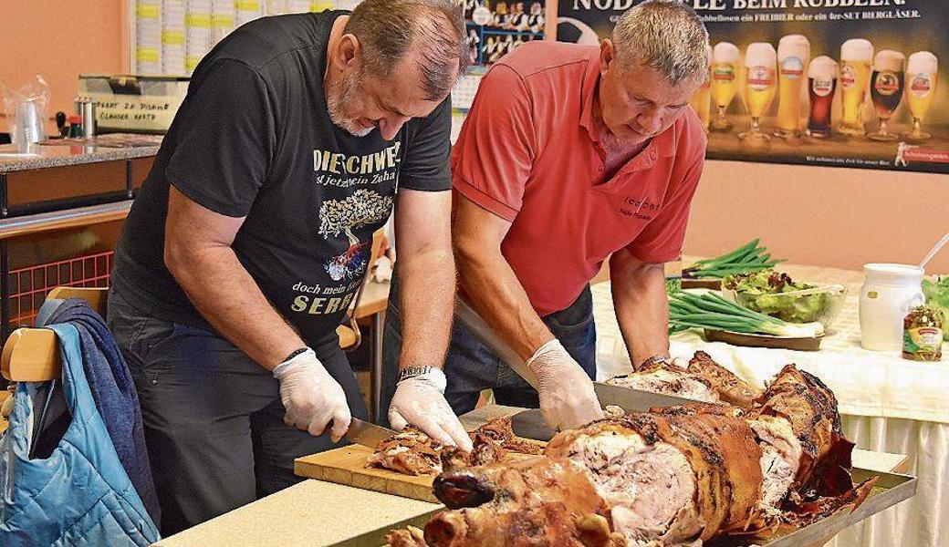 Ganz traditionell: Es gibt Spanferkel