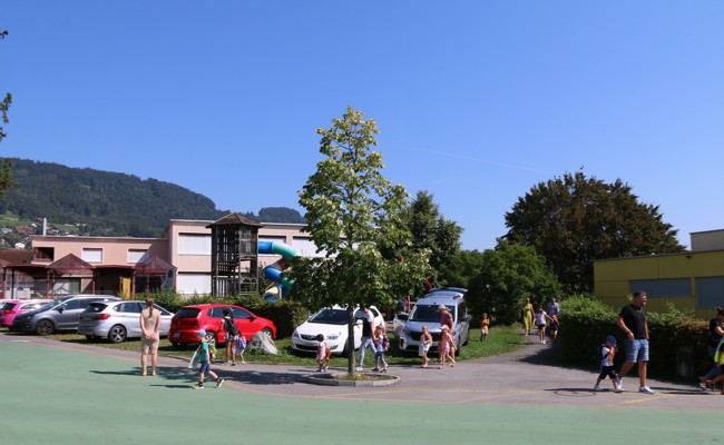Zu viele Elterntaxis vor der Schule: Mädchen wurde fast überfahren