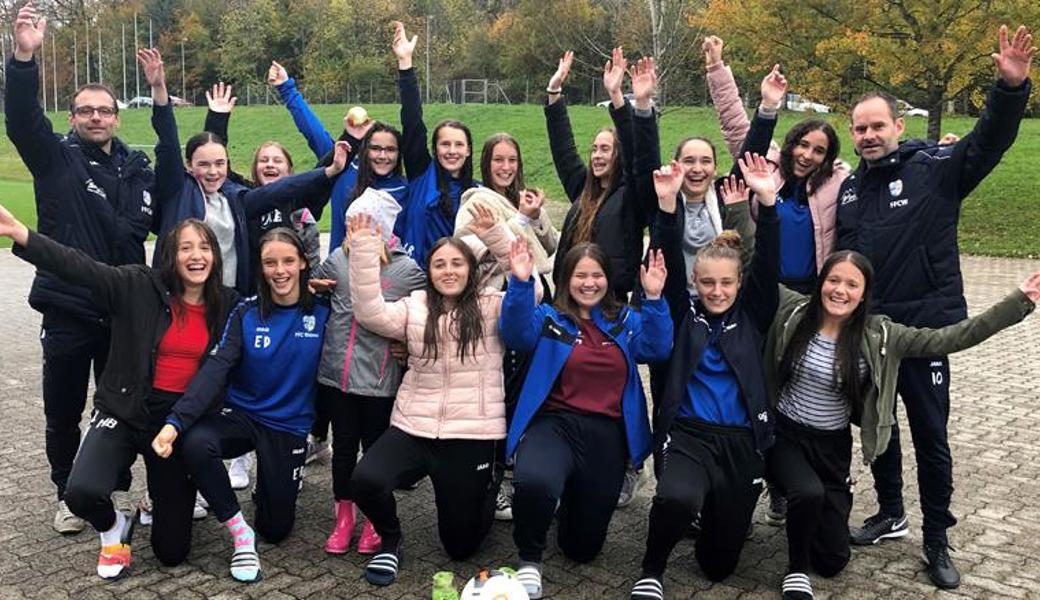 Die beste Mädchenmannschaft des OFV (hinten v. l.): Remo Haltiner (Trainer), Hanna Kuster, Ella Cusinato, Lea Spreiter, Leonie Ritz, Lina Kehl, Elea Lüchinger, Selina Rechsteiner, Nicole Meier, Andre Biollay (Trainer). Vorne v. l.: Hanna Buschor, Emma Dietsche, Riana Haltiner (Maskottchen), Alida Haltiner, Elina Heule, Lenya Haltiner, Chiara Zünd. Auf dem Bild fehlen: Noelle Keel, Luna Figliuolo Calzas.