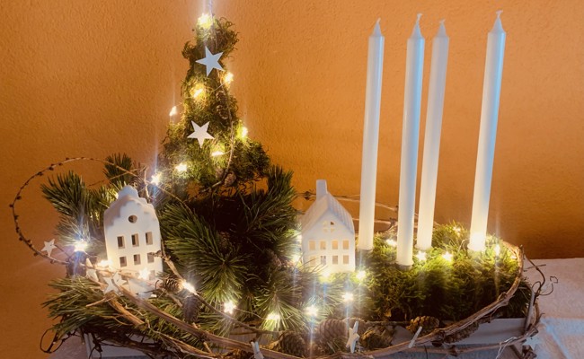 Die schönen, ideenreichen Adventskränze im Rheintal – eine Galerie