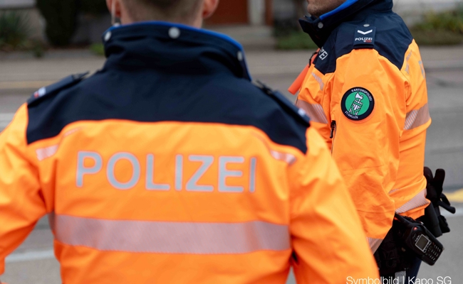 Mann fährt mit Auto gegen einen Pfosten und kümmert sich nicht um den Schaden