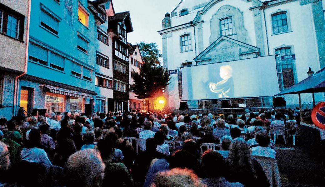 Seit es «Film im Städtli» gibt, wurden die Filme jeden Sommer vor der katholischen Kirche gezeigt. Dieses Jahr wird die Kirche aussen erneuert. Das Open-Air-Kino verlässt deshalb das Städtli, nicht nur für diesen Sommer, sondern auch für die folgenden Jahre.  Seit es «Film im Städtli» gibt, wurden die Filme jeden Sommer vor der katholischen Kirche gezeigt. Dieses Jahr wird die Kirche aussen erneuert. Das Open-Air-Kino verlässt deshalb das Städtli, nicht nur für diesen Sommer, sondern auch für die folgenden Jahre.