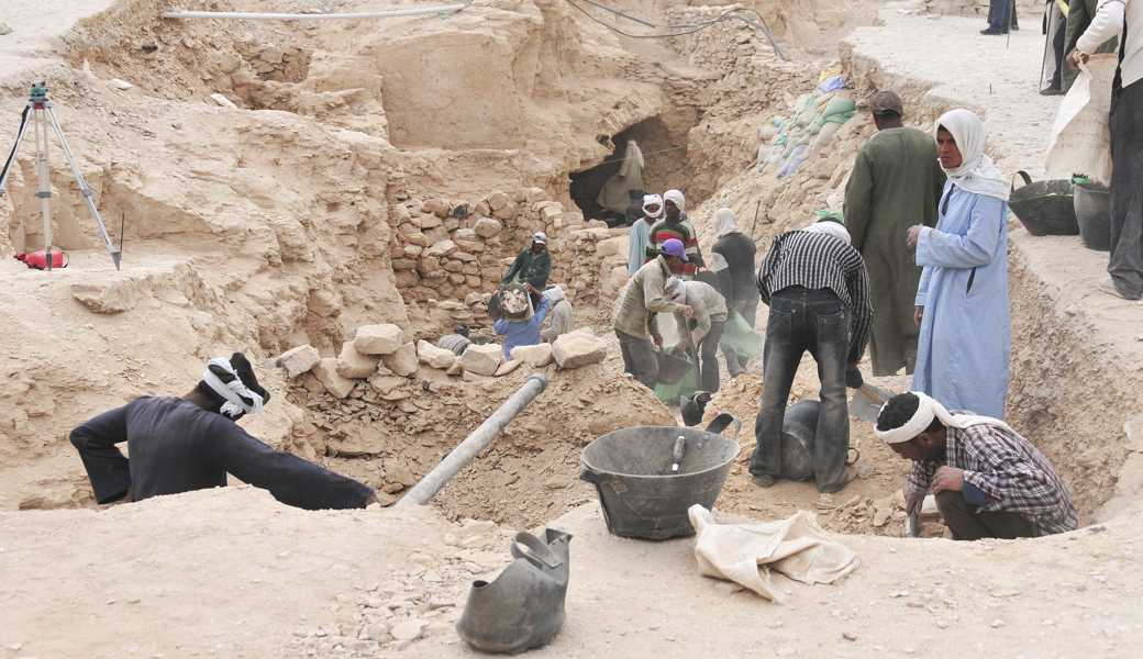 Archäologen legen sorgfältig frei, was von vielen Schichten zugedeckt war.