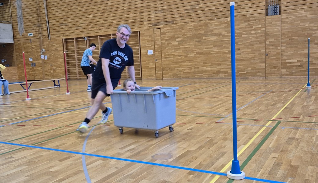 Bild: Christian und Amélie Eggert beim Wagenrennen