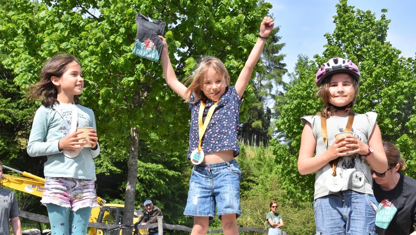 Cooler «Snake Run» - Schlange fahren auf dem Bernecker Pumptrack bei der Saisoneröffnung