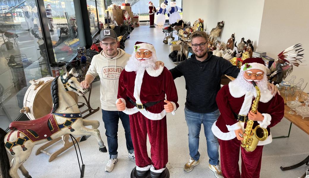 Joël Eugster (links) und Sandro Steiger haben so viele Artikel erworben, dass sie einen Flohmarkt durchführen können.