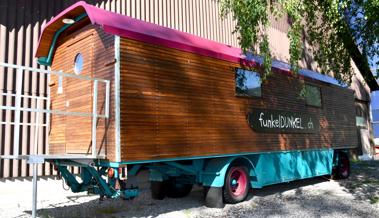 Dackel Duffy entdeckt den Zirkuswagen