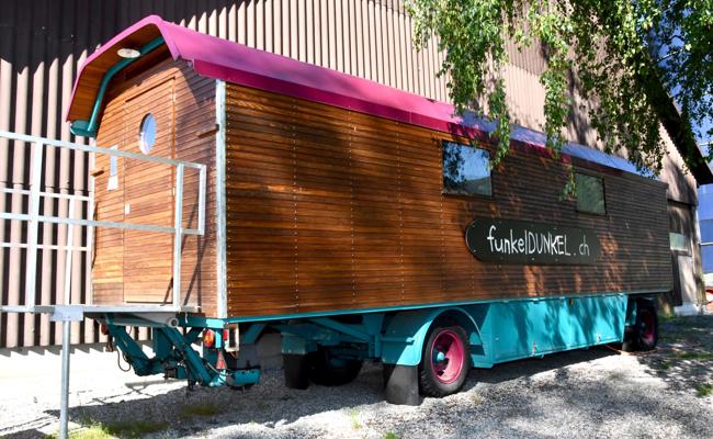 Dackel Duffy entdeckt den Zirkuswagen