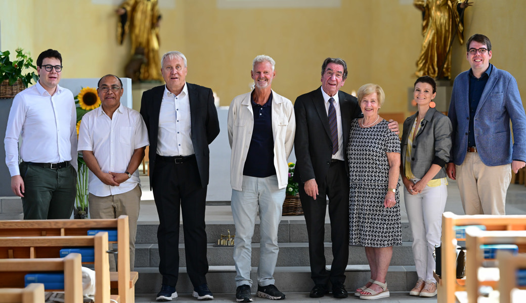 vlnr.: Lars Göldi (KVR-Präsident Lüchingen), Pater Justin Mat, Pirmin Hutter (KVR-Präsident Marbach), Kurt Sieber (KVR-Präsident Rebstein), Norbert Klien und seine Partnerin Ilse sowie Timea Sekeres (Rebstein) und Elias Meile (Lüchingen).