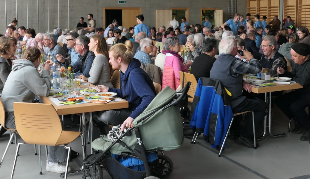 Die zahlreichen Gäste genossen den feinen Zmittag. Foto: Hansjörg Tinner