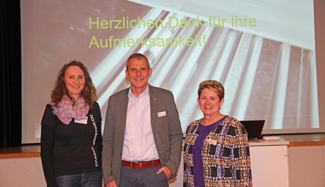 Eine fundierte Ausbildung ist wichtig – ob Lehre oder Gymnasium. Cornelia Grill, Präsidentin des Vereins Chance Industrie Rheintal (v. l.), Michael Kummer, Personalchef Bauwerk Boen Group, und Vizegemeindepräsidentin Jacqueline Stäbler.