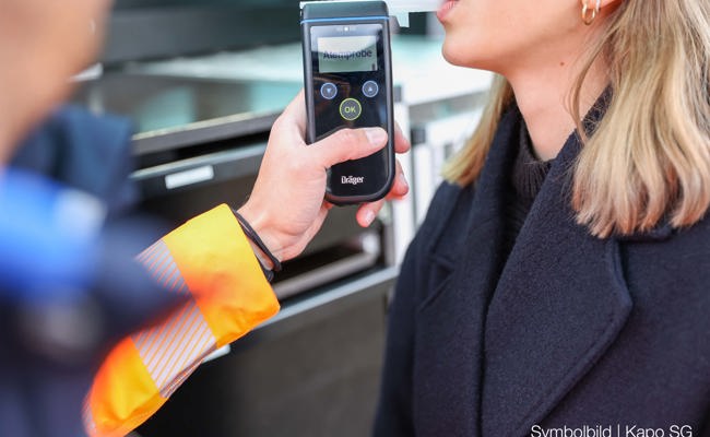 Polizei hält alkoholisierten Fahrer an - Führerausweis entzogen
