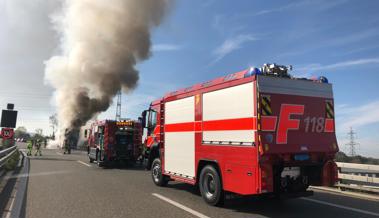 Car brennt auf Autobahn