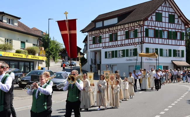 Feierlicher Gottesdienst mit Prozession und buntem Kinderprogramm