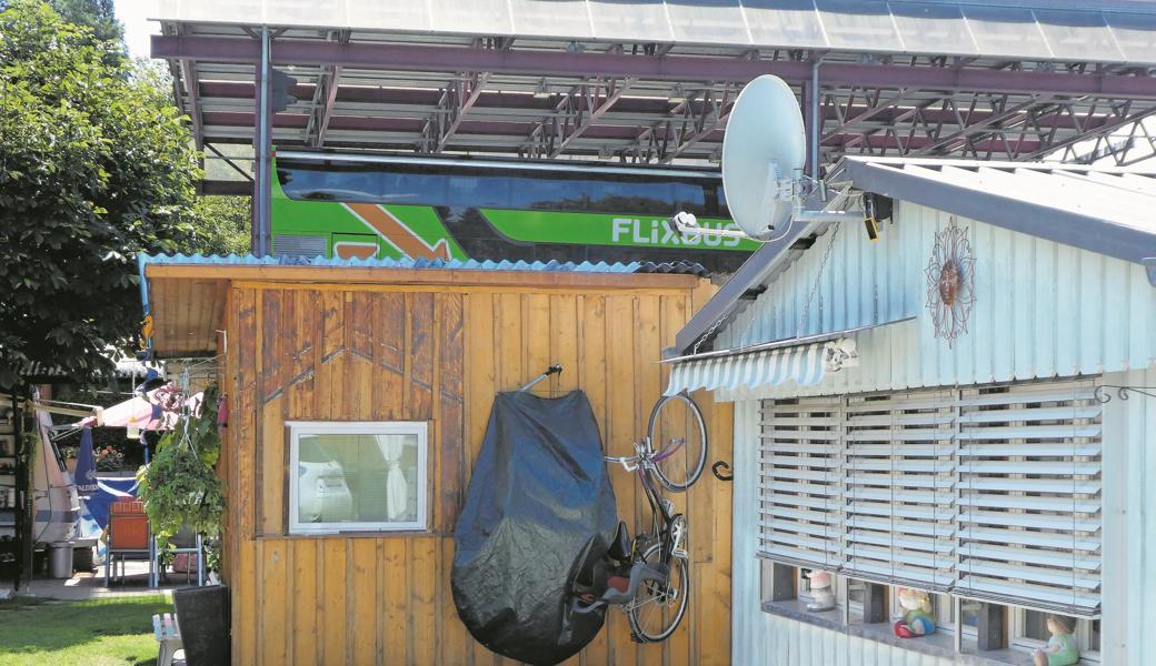 Camper in Diepoldsau erleben am Grenzübergang jeden Tag Neues. Ausser den Flix-Bussen: Von denen kommen täglich mehrere vorbei. Manchmal bilden sich vor dem Grenzhäuschen meterlange Personenschlangen.