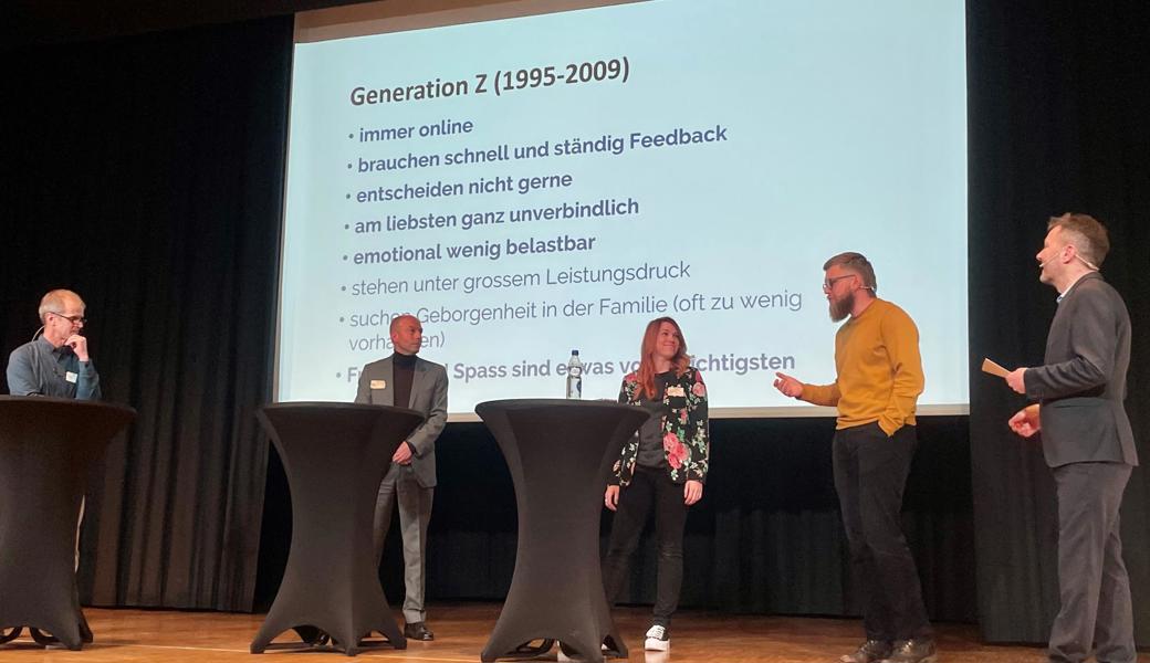 Besteht ein Spannungsfeld zwischen den Generationen? Diese und andere Fragen diskutierten (v.I.)  Christoph Frommelt (Zimmerei und Holzbau AG), Christoph Bosshard (Oertli Instrumente AG), Susanna Peng (Hepro Productions AG) und Manuel Sieber (MM Motion Pictures GmbH). Es moderierte Gregor Loser (r.).
