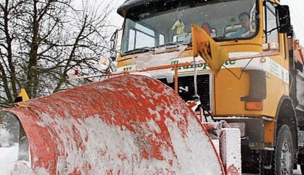 Zuerst werden die Hauptachsen vom Schnee geräumt.  