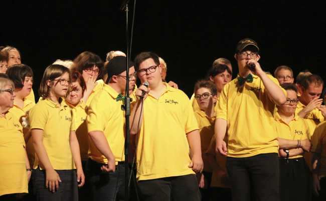 «Sun Singers» bringen Konzertstimmung ins Kinotheater Madlen