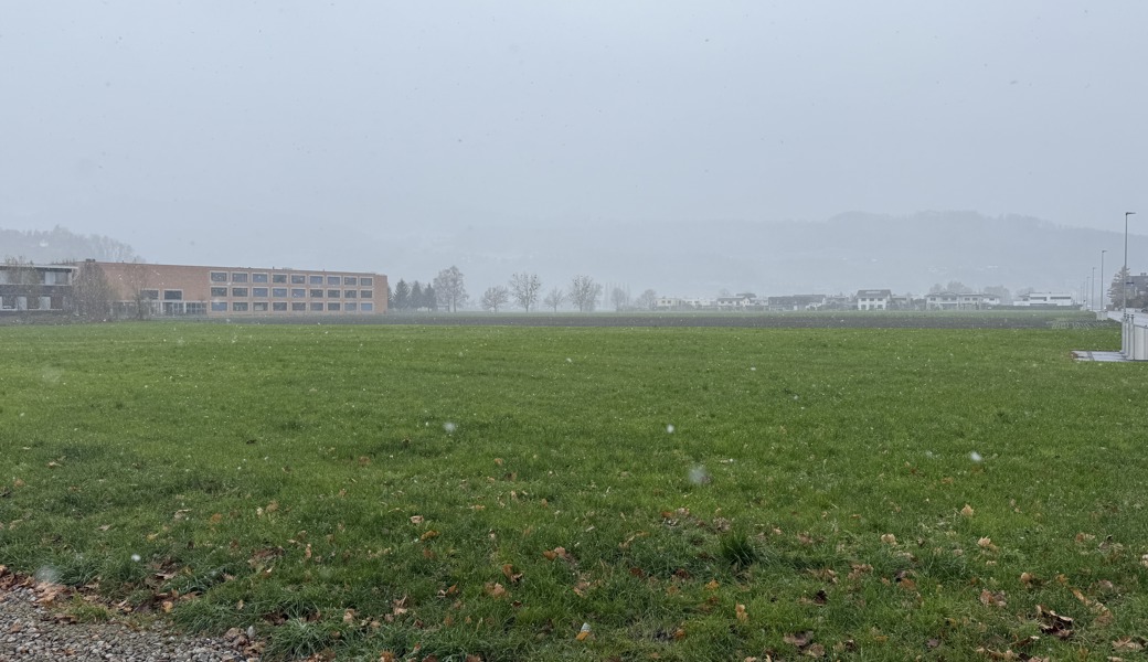Links im Bild ist das OMR-Schulhaus Am Bach zu sehen. Das zu bebauende Blattacker-Areal liegt vor dem Einfamilienhausquartier im Kloteren im Hintergrund.Bild: ks