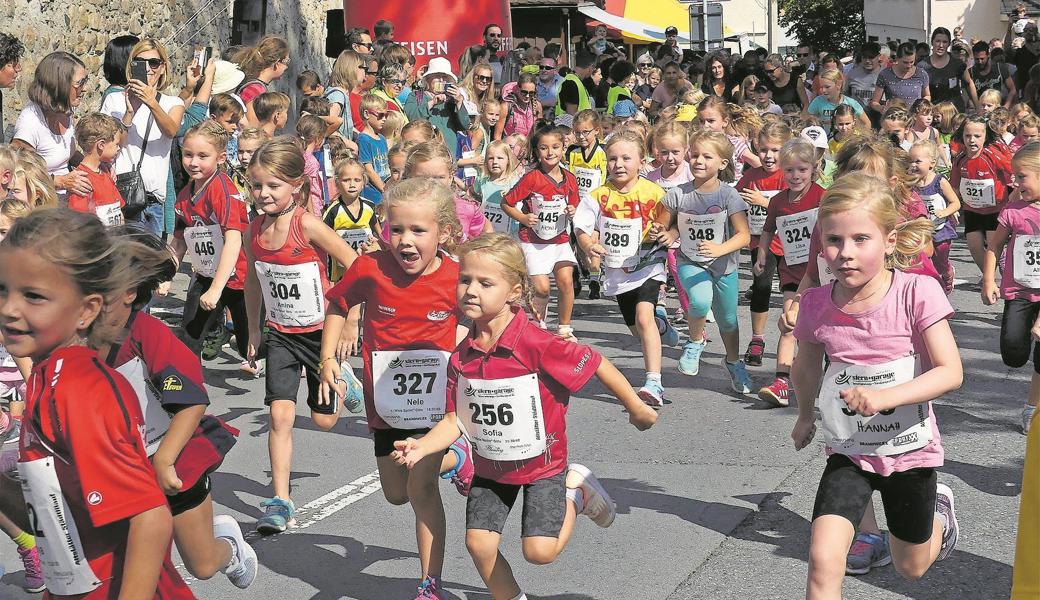 Mit Feuereifer dabei: Die «Kids Girls» zeigten, dass sie die Laufstars von morgen sind.
