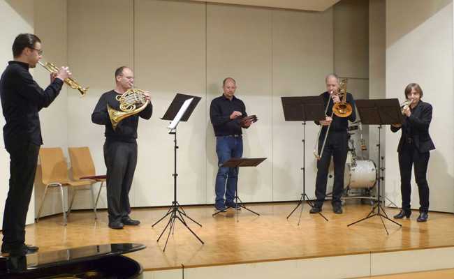 Lehrpersonen der Musikschule interpretieren die Stücke interessant