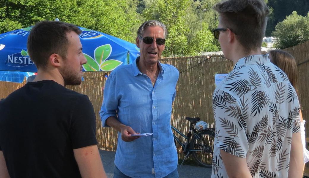 Stadtrat Gilbert Lapp, einer der Organisatoren, im Gespräch mit Musikern