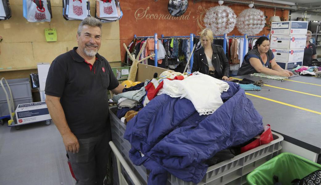 Kurt Kuster und seine Mitarbeitenden staunen, was sich seit der Wiedereröffnung der Heilsarmee Brocki Altstätten abspielt. «Die Leute bringen  enorm viele Waren.» Üblich sei etwa die Hälfte. Auch das Bedürfnis zu kaufen ist ausgeprägt. 