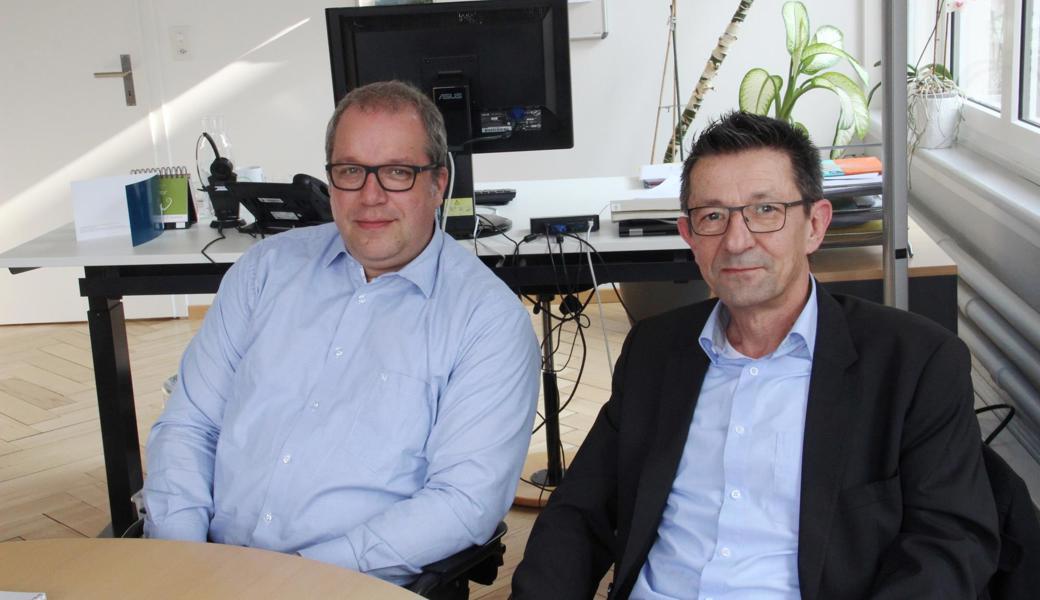 Ruedi Mattle (links) würdigte an der Delegiertenversammlung des Vereins St.Galler Rheintal den Einsatz Reto Friedauers, der nicht nur als Gemeindepräsident St.Margrethens viel zu tun hat, sondern zudem als Präsident des Vereins St.Galler Rheintal sowie als Präsident des Vereins Agglomeration Rheintal.