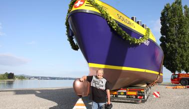 Ein Schiff nimmt Fahrt auf