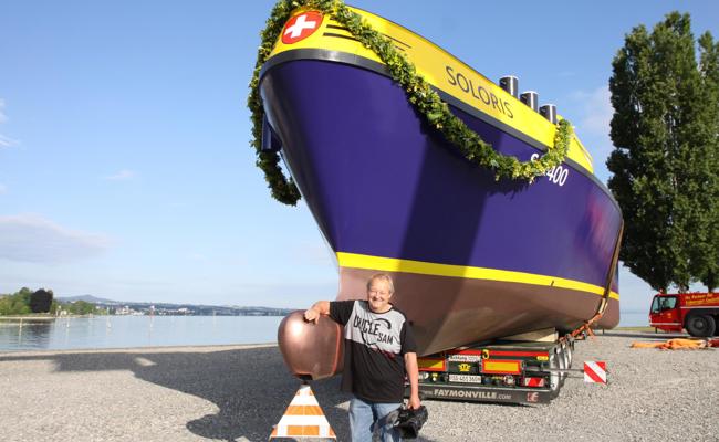 Ein Schiff nimmt Fahrt auf