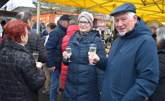 Gesellige Runde im Pärkli mit Sekt, Musik und Canapés
