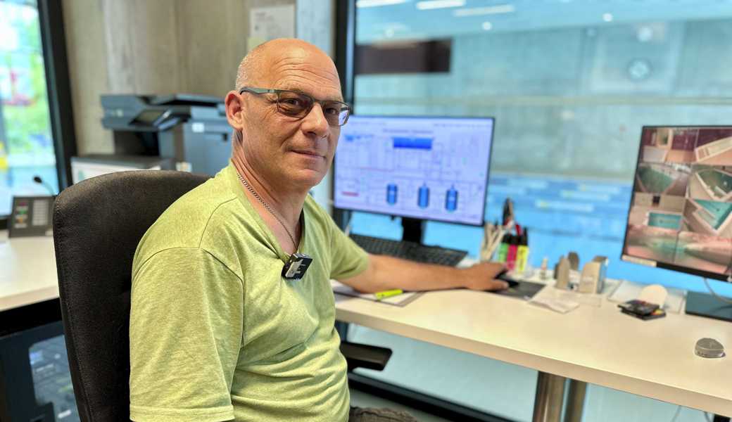 Vom Büro im Hallenbad aus überwachen Andreas Klaiber und die anderen Badmeister das Aquarii-Wasser mit höchster Präzision – von der Ozonbehandlung bis zur Wärmerückgewinnung. 