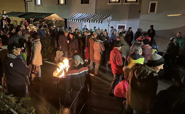 Die Weihnachtsfeier an der Büchler Krippe lässt ein Gemeinschaftsgefühl entstehen