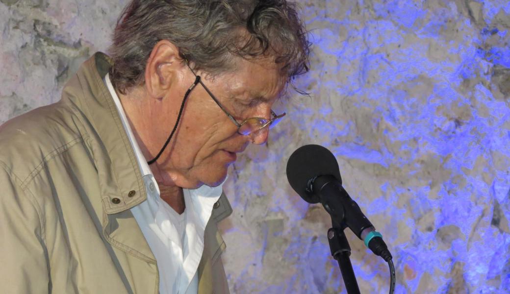 Philip Maloneys Trenchcoat war gerade richtig