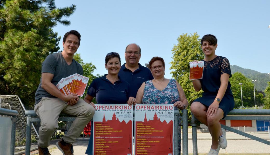 Der neue und definitive Standort des Open-Air-Kinos Altstätten ist auf dem Sportplatz Gesa. Pascal Zäch (Kinotheater Madlen, von links), Nicole Loher und Roger Baumgartner (Alpha Rheintal Bank, Oberriet), Denise Zellweger (Kinotheater Madlen) und Beatrice Zeller (Stadtschreiberin Altstätten) posieren vor dem Platz, auf dem das Publikum sitzen wird.