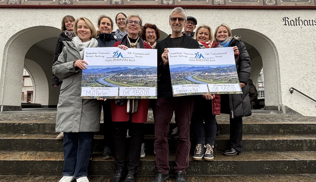 Die Organisatorinnen des Werkhofbeizlis und des Jahrmarktstandes sowie ein Mitglied der Torkel-Kuchi Berneck anlässlich der Spendenübergabe an "Familien in Not" und "Mutperlen"