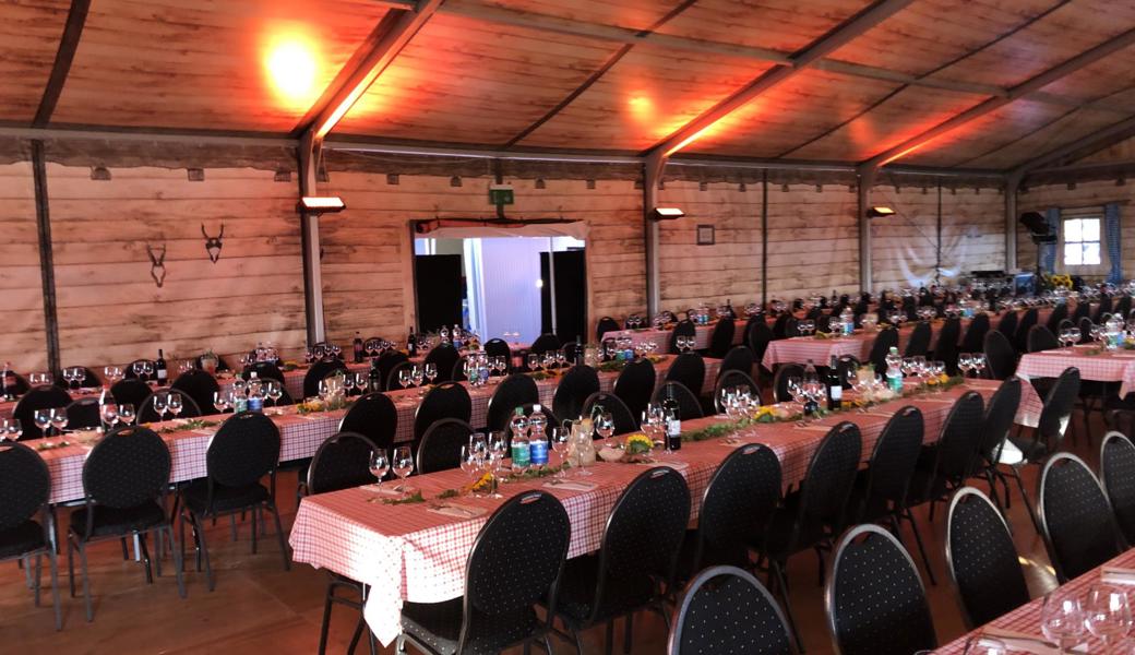 Zeltplanen in Holzoptik: Das diesjährige Festzelt auf dem Stossplatz. Zeltplanen in Holzoptik: Das diesjährige Festzelt auf dem Stossplatz.