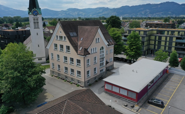 Neuer Nutzen ab dem Herbst: Roter Schulpavillon wird zum Kindergarten