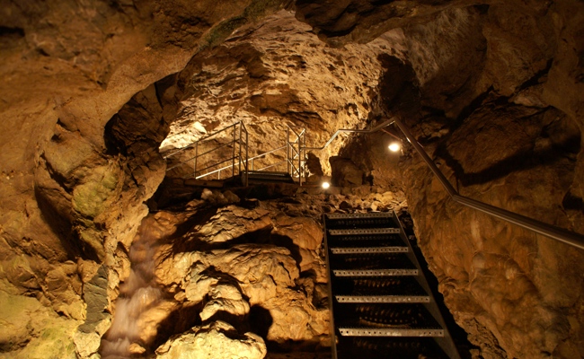 Mehr Wasser macht das Erlebnis in der Kristallhöhle imposanter