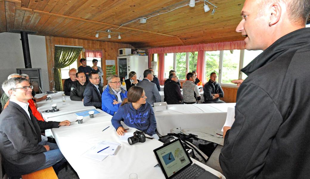 Präsentation beim Storchenhof: Roger Dietsche erläutert Bauern, Jägern, Unternehmern und Vertretern von Behörden und Naturschutzorganisationen Vorgehen und Ziele des Projekts.