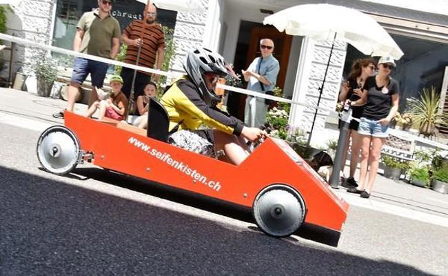 Mit Seifenkisten und Bobbycars die Neugass hinunterfahren