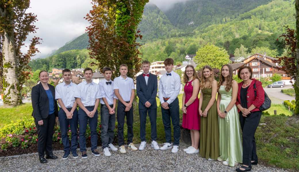 Konfirmandinnen und Konfirmanden mit Sabine Weber und Pfarrerin Nanette Rüegg Konfirmandinnen und Konfirmanden mit Sabine Weber und Pfarrerin Nanette Rüegg