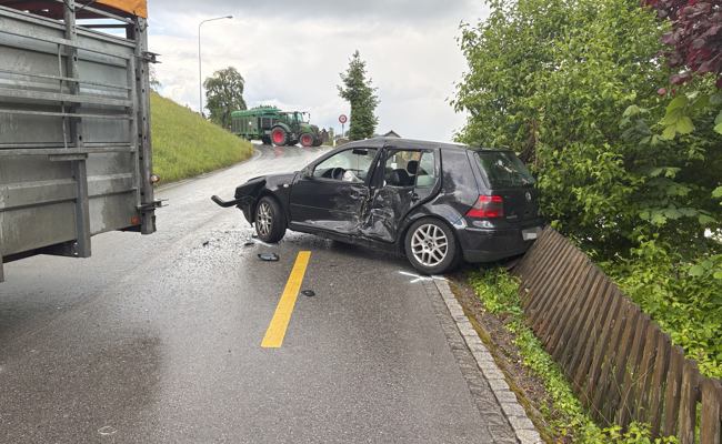 Verkehrsunfall auf Trogenerstrasse: Auto kollidiert mit einem Traktor