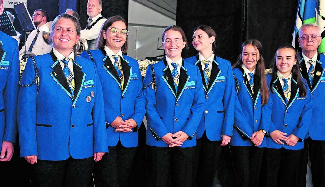 Das Bild zeigt: In ihrer neuen Uniform fühlen sich die Musikantinnen (und Musikanten) wohl, solange es nicht so warm wird wie am Sonntag auf der Paradestrecke.